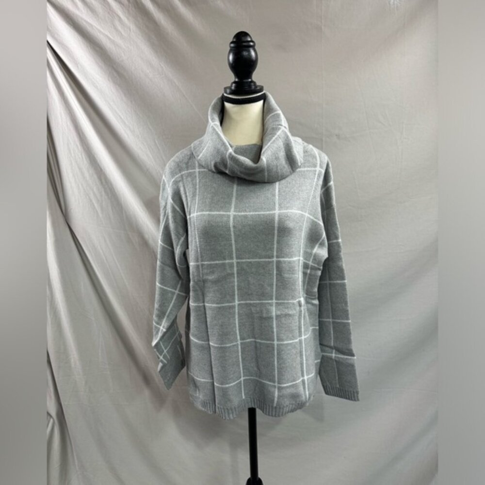 Chic Gray Grid Turtleneck Sweater - Picture 7 of 9